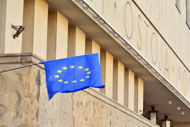 Avrupa Birliği bayrağı ve Polonya bayrağı