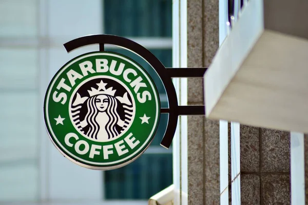 Varşova Polonya Nisan 2018 Starbucks Kahve Imzala Şirket Tabela Starbucks — Stok fotoğraf