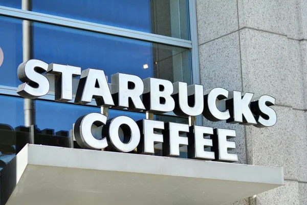 Warszawa Polska Kwietnia 2018 Znak Kawę Starbucks Szyld Firmy Starbucks — Zdjęcie stockowe