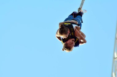 Varşova, Polonya. 28 Nisan 2018. Tandem bungee jumping Varşova. Bungee jumping iki kişilik. Genç bir çift bir kordon üzerinde asılı. Park Szymanskiego.