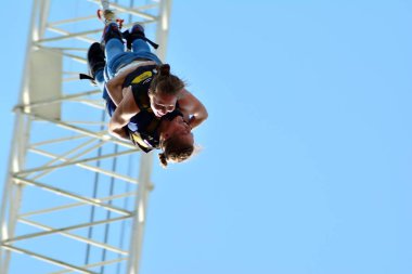 Varşova, Polonya. 28 Nisan 2018. Tandem bungee jumping Varşova. Bungee jumping iki kişilik. Genç bir çift bir kordon üzerinde asılı. Park Szymanskiego.