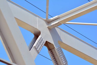 Cıvatalı beyaz çelik duvar, metal parçalar bağlantısı, otomotiv köprüsü parçası