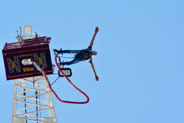 2018年4月28日 一个极端的运动员从很高的高度跳上一根绳子 Ropejumping Szymanskiego — 图库照片