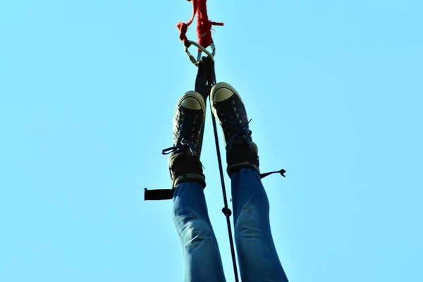 2018年4月28日 一个极端的运动员从很高的高度跳上一根绳子 Ropejumping Szymanskiego — 图库照片