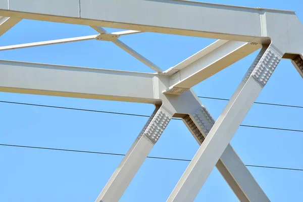 Parede Aço Branco Com Parafusos Conexão Peças Metálicas Fragmento Ponte — Fotografia de Stock