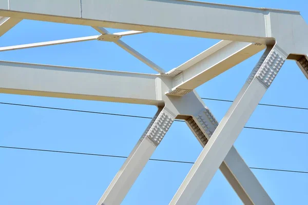 Witte Stalen Muur Met Bouten Metalen Onderdelen Aansluiting Autobrug Fragment — Stockfoto