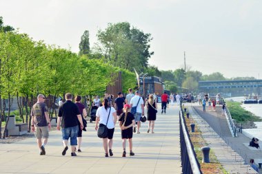 Varşova, Polonya. 30 Nisan 2018. Vistulan Boulevards nehir Vistula Varşova Batı tarafında. Vistula Nehri'nin kıyısında, mesire