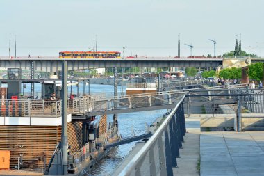 Varşova, Polonya. 30 Nisan 2018. Vistulan Boulevards nehir Vistula Varşova Batı tarafında. Vistula Nehri'nin kıyısında, mesire
