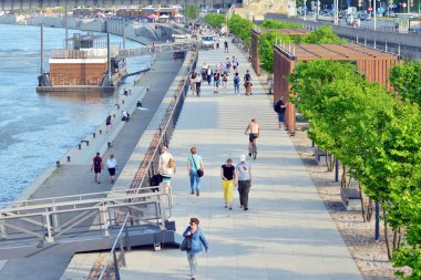 Varşova, Polonya. 30 Nisan 2018. Vistulan Boulevards nehir Vistula Varşova Batı tarafında. Vistula Nehri'nin kıyısında, mesire