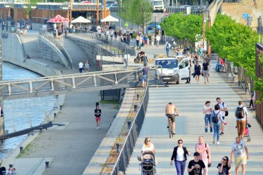 Varşova, Polonya. 30 Nisan 2018. Vistulan Boulevards nehir Vistula Varşova Batı tarafında. Vistula Nehri'nin kıyısında, mesire