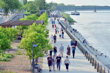 Varşova, Polonya. 30 Nisan 2018. Vistulan Boulevards nehir Vistula Varşova Batı tarafında. Vistula Nehri'nin kıyısında, mesire