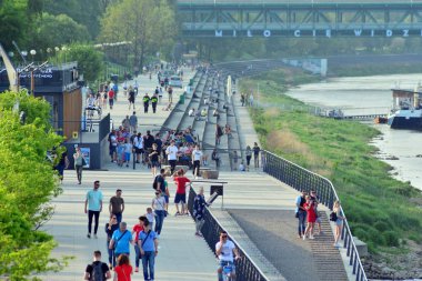 Varşova, Polonya. 30 Nisan 2018. Vistulan Boulevards nehir Vistula Varşova Batı tarafında. Vistula Nehri'nin kıyısında, mesire