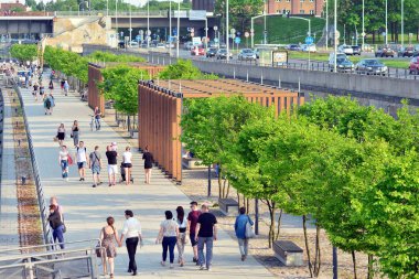 Varşova, Polonya. 30 Nisan 2018. Vistulan Boulevards nehir Vistula Varşova Batı tarafında. Vistula Nehri'nin kıyısında, mesire