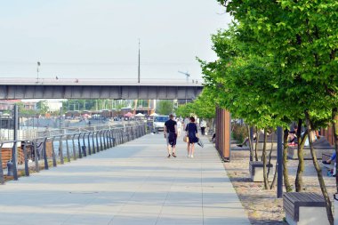 Varşova, Polonya. 30 Nisan 2018. Vistulan Boulevards nehir Vistula Varşova Batı tarafında. Vistula Nehri'nin kıyısında, mesire