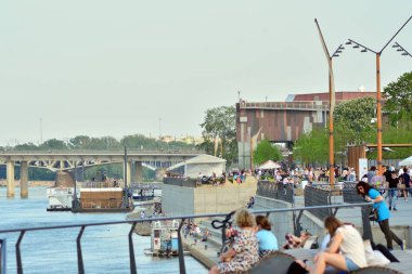 Varşova, Polonya. 30 Nisan 2018. Vistulan Boulevards nehir Vistula Varşova Batı tarafında. Vistula Nehri'nin kıyısında, mesire
