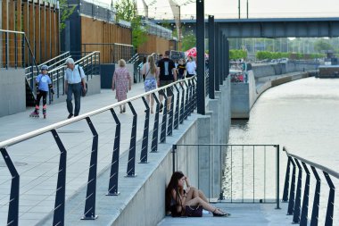 Varşova, Polonya. 30 Nisan 2018. Vistulan Boulevards nehir Vistula Varşova Batı tarafında. Vistula Nehri'nin kıyısında, mesire