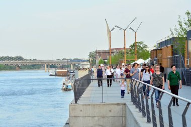Varşova, Polonya. 30 Nisan 2018. Vistulan Boulevards nehir Vistula Varşova Batı tarafında. Vistula Nehri'nin kıyısında, mesire