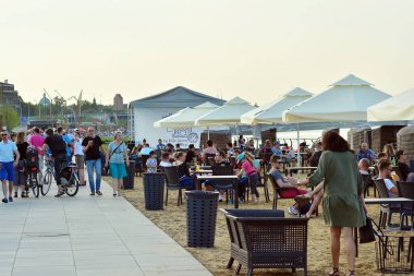 Varşova, Polonya. 30 Nisan 2018. Vistulan Boulevards nehir Vistula Varşova Batı tarafında. Vistula Nehri'nin kıyısında, mesire