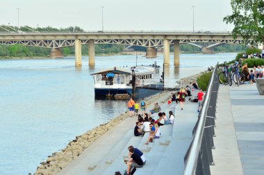 Varşova, Polonya. 30 Nisan 2018. Vistulan Boulevards nehir Vistula Varşova Batı tarafında. Vistula Nehri'nin kıyısında, mesire