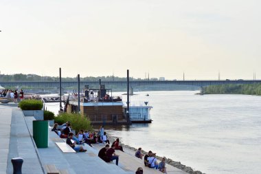 Varşova, Polonya. 30 Nisan 2018. Vistulan Boulevards nehir Vistula Varşova Batı tarafında. Vistula Nehri'nin kıyısında, mesire