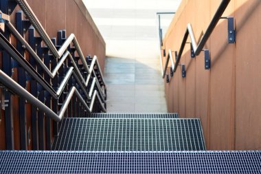 Çelik merdiven kapı tarzı modern. Siyah ve beyaz.