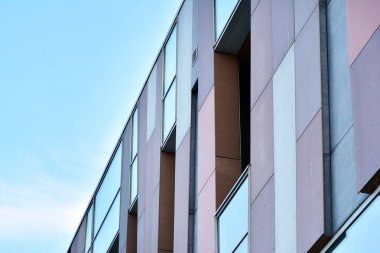 Modern bina. Camdan yapılmış modern ofis binası.