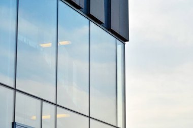 Modern bina. Camdan yapılmış modern ofis binası.