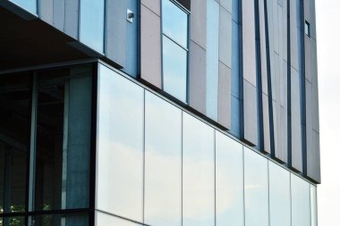 Modern bina. Camdan yapılmış modern ofis binası.