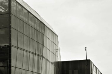 Modern bina. Camdan yapılmış modern ofis binası.