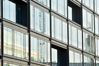 Kentsel arka plan, modern Cam cephe, detay ofis iş Binası.