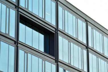 Kentsel arka plan, modern Cam cephe, detay ofis iş Binası.