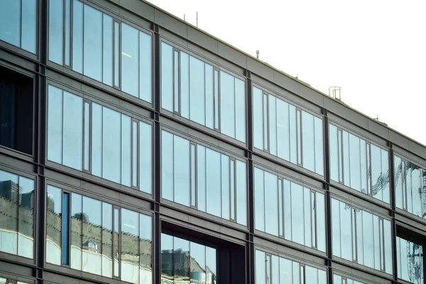 Kentsel arka plan, modern Cam cephe, detay ofis iş Binası.