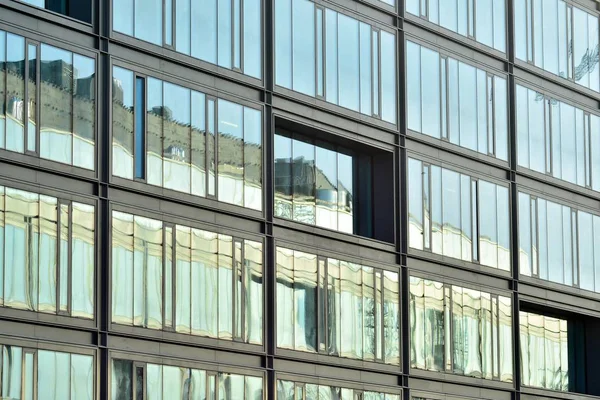 Kentsel arka plan, modern Cam cephe, detay ofis iş Binası.