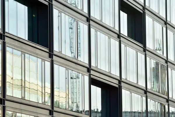 Kentsel arka plan, modern Cam cephe, detay ofis iş Binası.