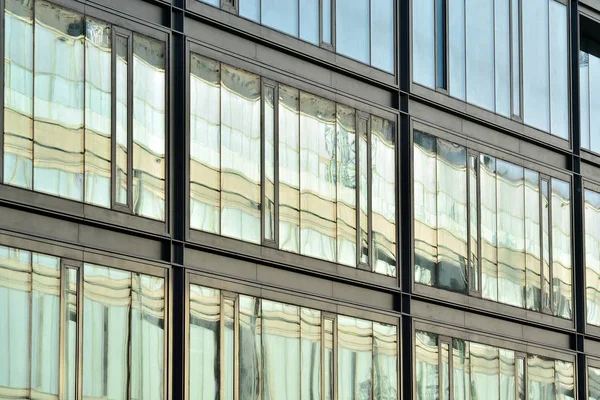 Kentsel arka plan, modern Cam cephe, detay ofis iş Binası.