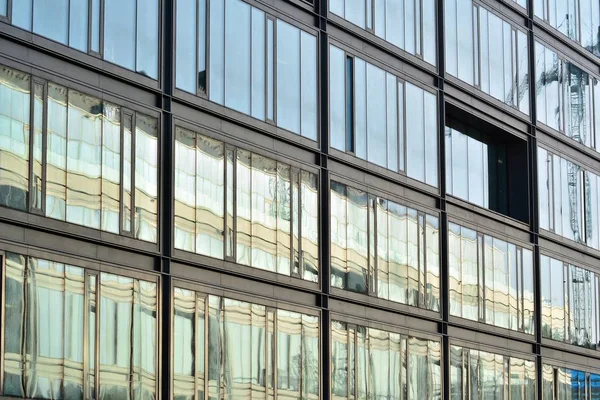 Kentsel arka plan, modern Cam cephe, detay ofis iş Binası.
