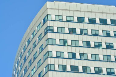 Kentsel arka plan, modern Cam cephe, detay ofis iş Binası.