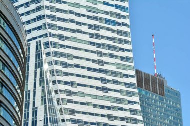 Kentsel arka plan, modern Cam cephe, detay ofis iş Binası.