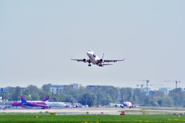 Varşova, Polonya. 4 Mayıs 2018. Yolcu uçak Sp-Lia Lot - Polonya Havayolları Embraer Erj-175std Varşova Chopin Havaalanı Pist uçuyor.