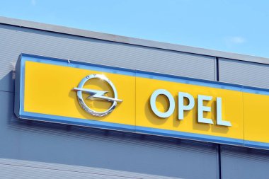 Varşova, Polonya. 23 Nisan 2018. Opel imzala. Şirket tabela Opel.