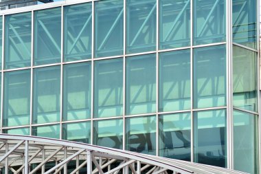 Kentsel arka plan, modern Cam cephe, detay ofis iş Binası.