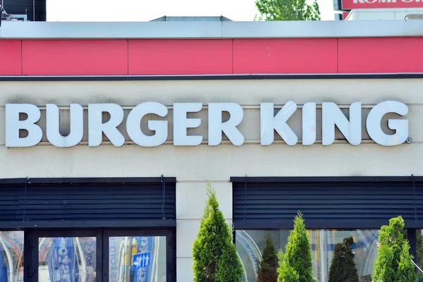 Varşova, Polonya. 23 Nisan 2018. İşareti Burger King. Şirket tabela Burger King.