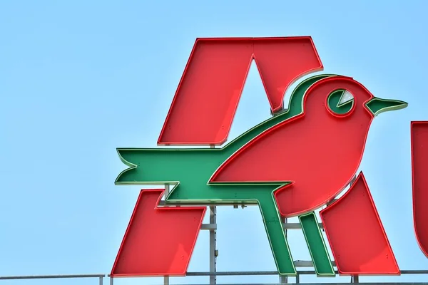 Warszawa Polska Kwietnia 2018 Zarejestruj Auchan Szyld Firmy Auchan — Zdjęcie stockowe