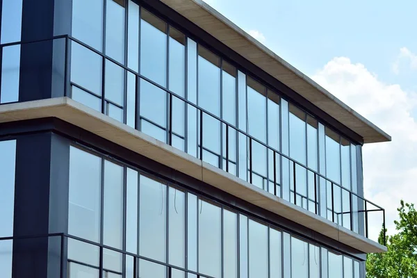 Kentsel arka plan, modern Cam cephe, detay ofis iş Binası.