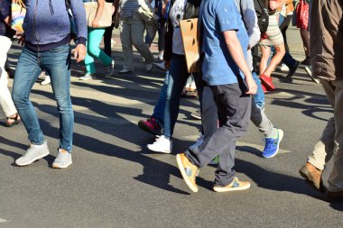 büyük şehir sokak, bulanık hareket kesişen soyut üzerinde yürüyen insanlar