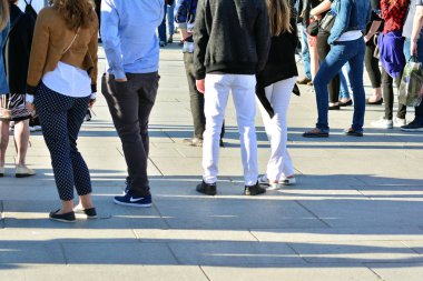 büyük şehir sokak, bulanık hareket kesişen soyut üzerinde yürüyen insanlar