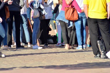 büyük şehir sokak, bulanık hareket kesişen soyut üzerinde yürüyen insanlar