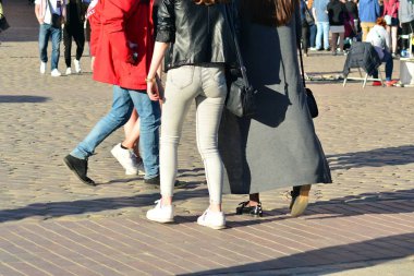 büyük şehir sokak, bulanık hareket kesişen soyut üzerinde yürüyen insanlar