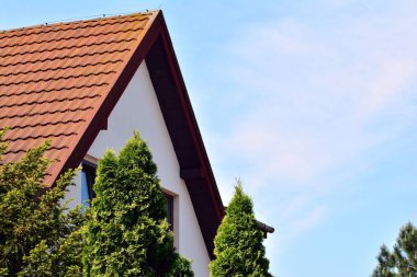 modern konut evleri yaz güneşli gün ile güzel sokak