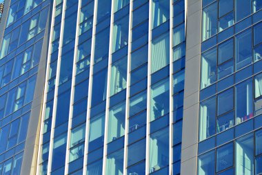 Kentsel arka plan, modern Cam cephe, detay ofis iş Binası.